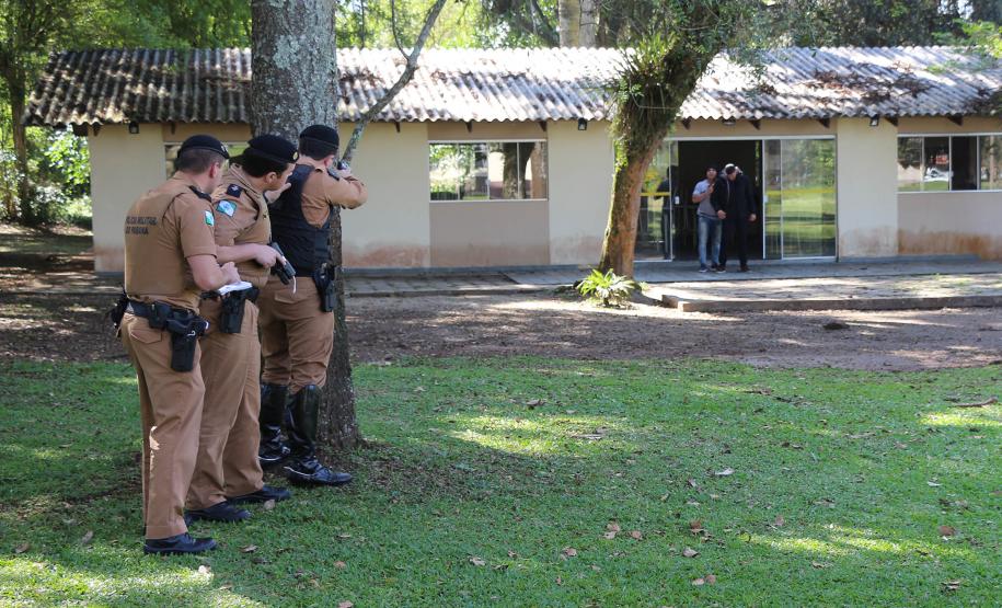Curso de Primeira Intervenção em Crises da PM faz atividade simulada na APMG, em São José dos Pinhais (RMC)