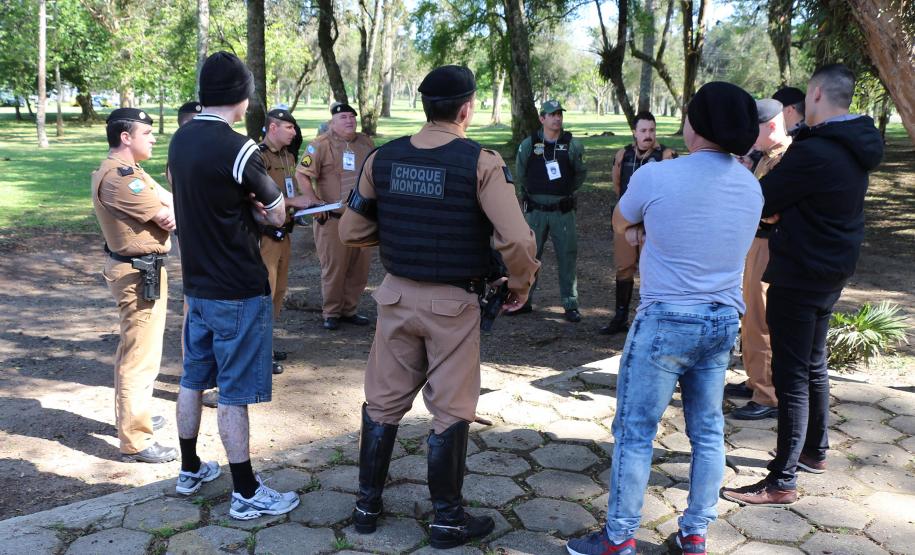 Curso de Primeira Intervenção em Crises da PM faz atividade simulada na APMG, em São José dos Pinhais (RMC)