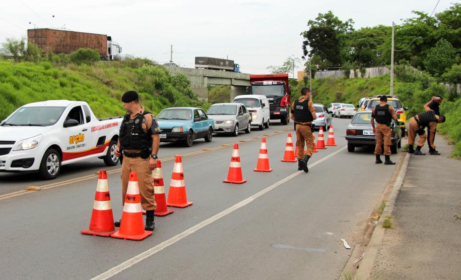 Mais de 240 policiais militares estão atuando na 2ª fase da Operação Todos Por um no bairro Cidade Industrial de Curitiba (CIC)
