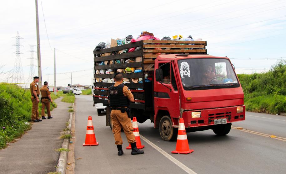 Mais de 240 policiais militares estão atuando na 2ª fase da Operação Todos Por um no bairro Cidade Industrial de Curitiba (CIC)
