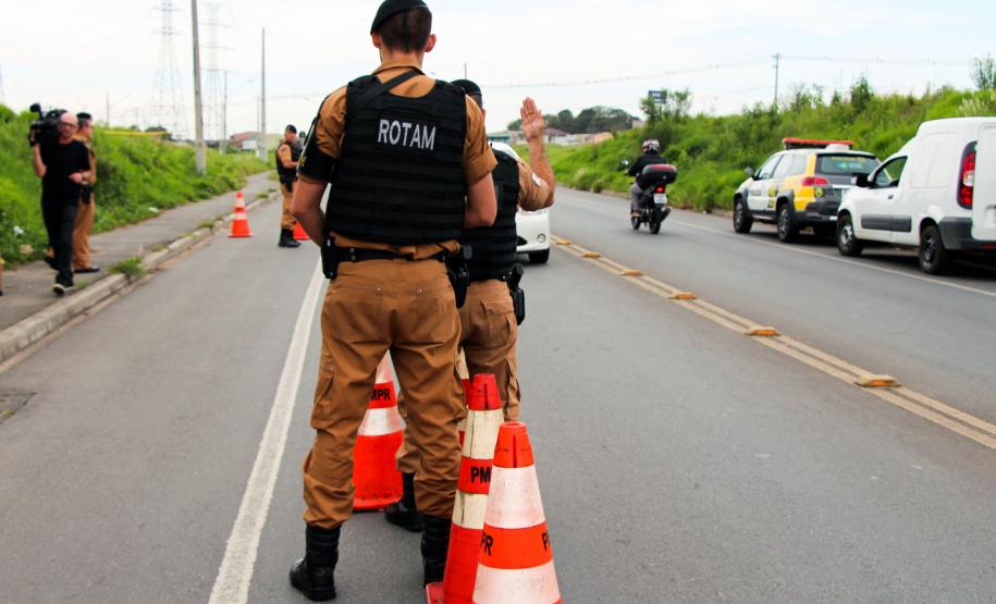 Mais de 240 policiais militares estão atuando na 2ª fase da Operação Todos Por um no bairro Cidade Industrial de Curitiba (CIC)