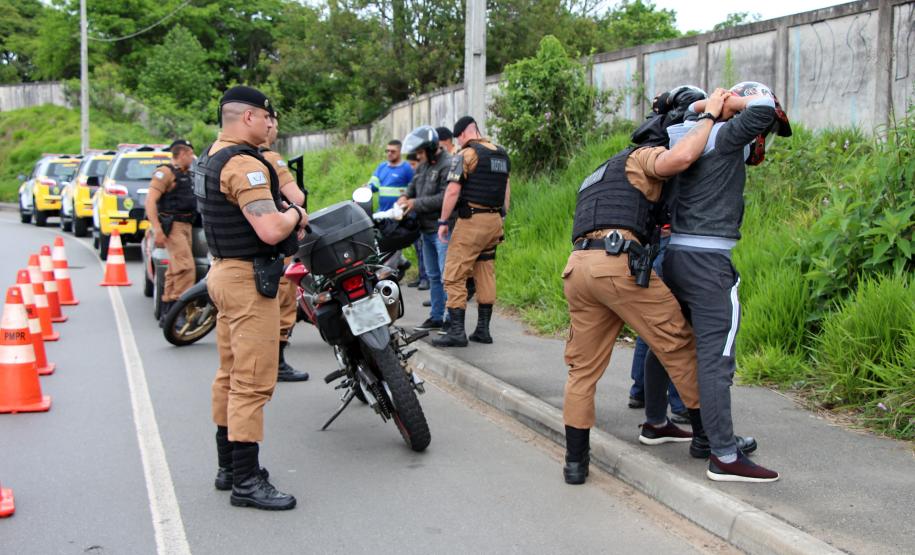Mais de 240 policiais militares estão atuando na 2ª fase da Operação Todos Por um no bairro Cidade Industrial de Curitiba (CIC)