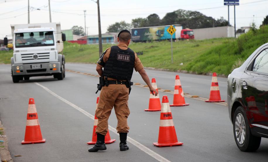 Mais de 240 policiais militares estão atuando na 2ª fase da Operação Todos Por um no bairro Cidade Industrial de Curitiba (CIC)