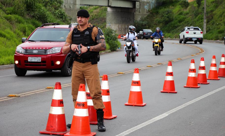 Mais de 240 policiais militares estão atuando na 2ª fase da Operação Todos Por um no bairro Cidade Industrial de Curitiba (CIC)