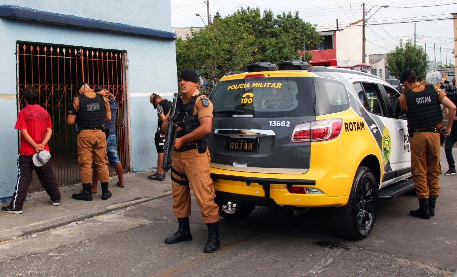 Mais de 240 policiais militares estão atuando na 2ª fase da Operação Todos Por um no bairro Cidade Industrial de Curitiba (CIC)