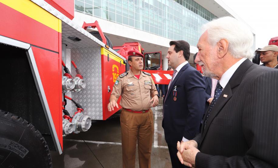Bombeiros recebem plataformas para combate a incêndio em grandes alturas