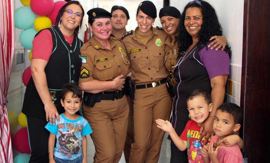 PM faz entrega de mais de 50 presentes para alunos do CMEI Professora Teruko Beltrão em Curitiba