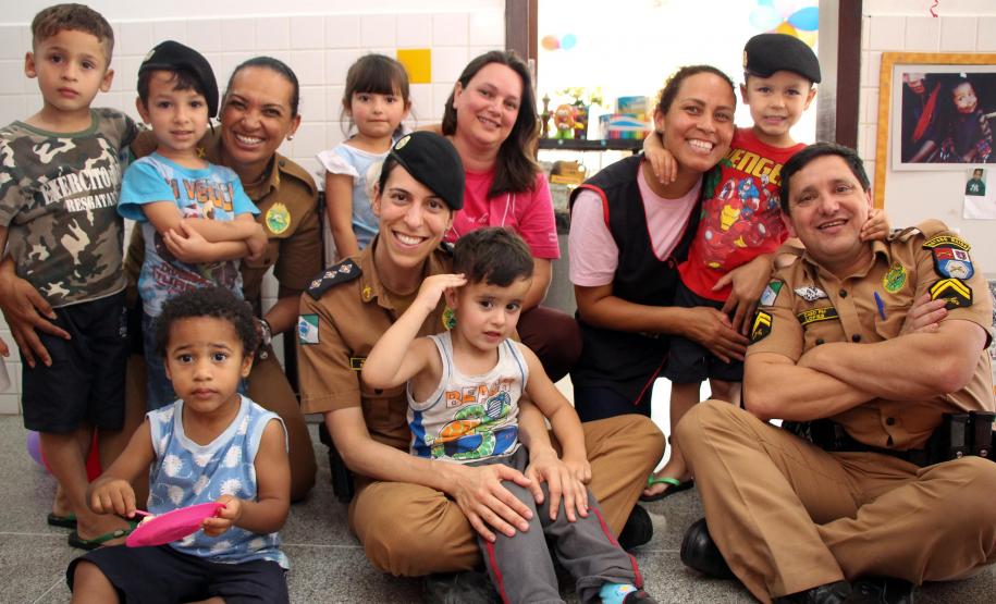 PM faz entrega de mais de 50 presentes para alunos do CMEI Professora Teruko Beltrão em Curitiba