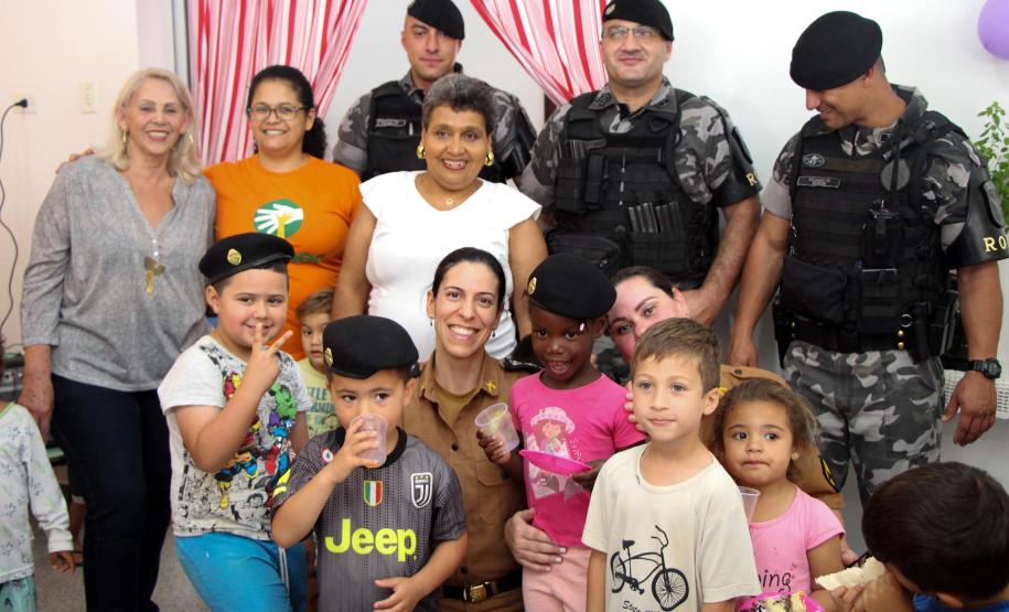 PM faz entrega de mais de 50 presentes para alunos do CMEI Professora Teruko Beltrão em Curitiba