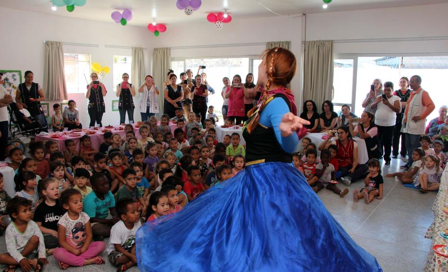 PM faz entrega de mais de 50 presentes para alunos do CMEI Professora Teruko Beltrão em Curitiba