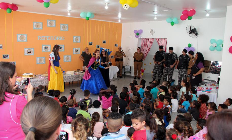 PM faz entrega de mais de 50 presentes para alunos do CMEI Professora Teruko Beltrão em Curitiba