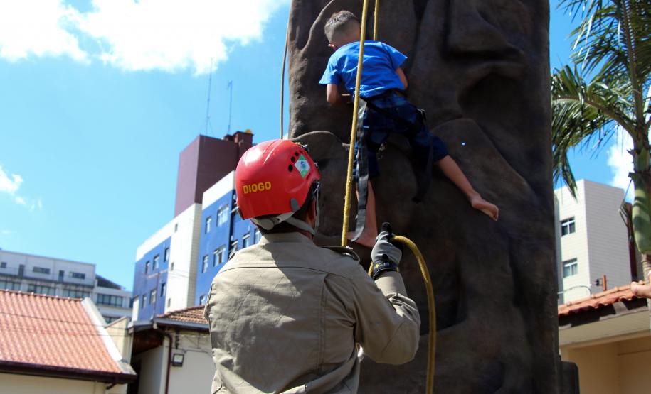 Dia das Crianças da PM no Quartel do Comando-Geral leva alegria, brincadeiras e brindes para 700 crianças