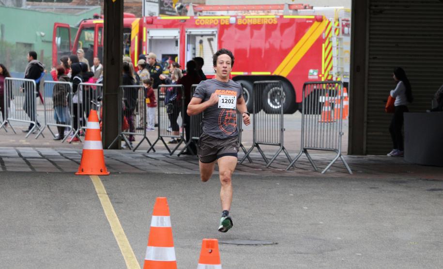 Mais de 1,3 mil atletas participam da 4ª Corrida do Fogo em Curitiba