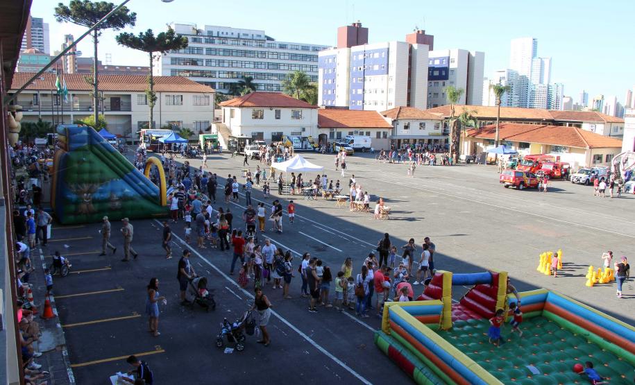 Dia das Crianças da PM no Quartel do Comando-Geral leva alegria, brincadeiras e brindes para 700 crianças