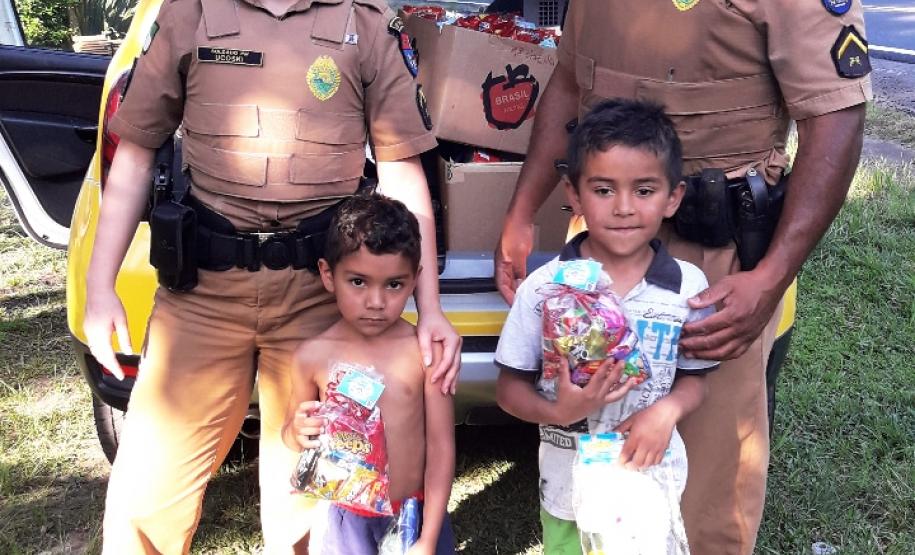 Unidade da PM da Lapa (PR) presenteia mais de 80 crianças com doces e presentes