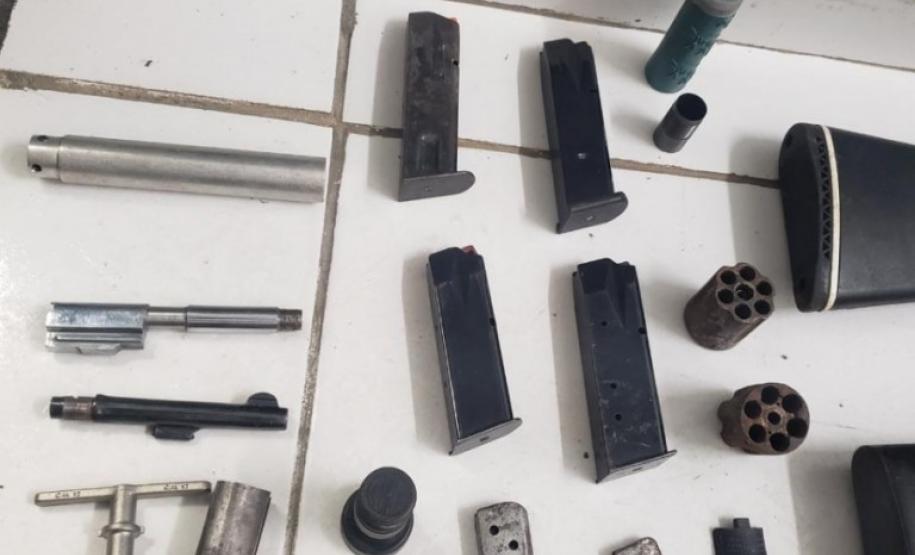 Denúncia leva PM a encontrar arsenal enterrado no bairro Borda do Campo, em São José dos Pinhais (RMC)