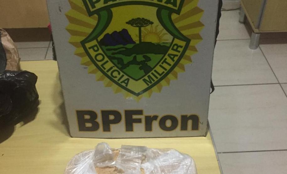 Em situações distintas, BPFron apreende pneus contrabandeados, crack e duas pessoas acabam presas no Oeste do estado