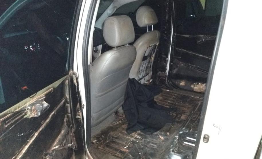 BPFron apreende duas caminhonetes equipadas para o contrabando e prende três pessoas no Oeste do estado