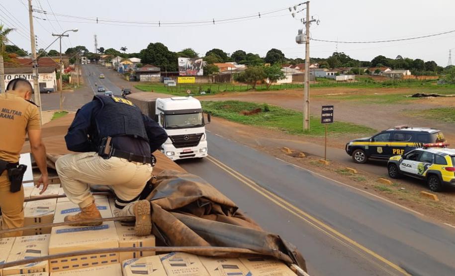 Carga de cigarros contrabandeados avaliada em R$ 3 milhões é apreendida pela PM e PRF em Guaíra (PR)