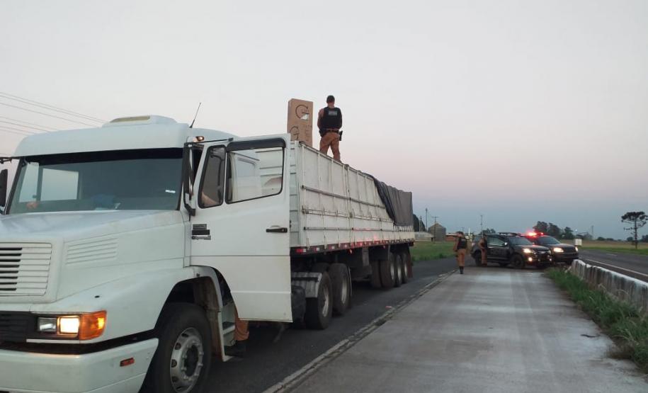Quase 40 mil pacotes de cigarros são aprendidos pelo BPFron dentro de um caminhão, em Toledo (PR)