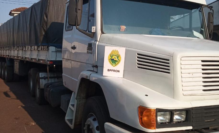 Quase 40 mil pacotes de cigarros são aprendidos pelo BPFron dentro de um caminhão, em Toledo (PR)