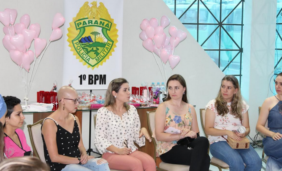 Policiais femininas participam de café outubro rosa para conscientização ao câncer de mama em Ponta Grossa (PR)