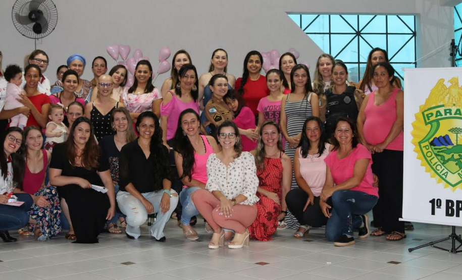 Policiais femininas participam de café outubro rosa para conscientização ao câncer de mama em Ponta Grossa (PR)