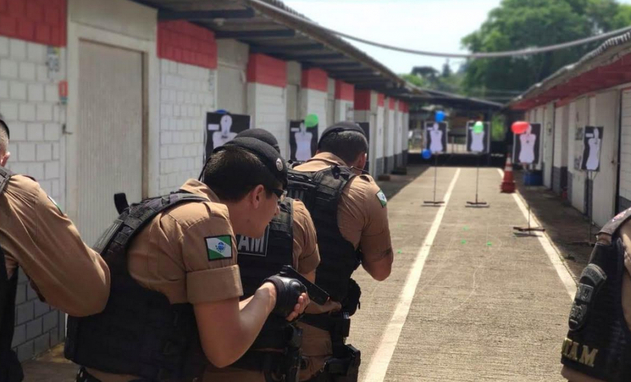 Policiais militares do 3° BPM participam de instrução prática de tiro policial em Pato Branco (PR)