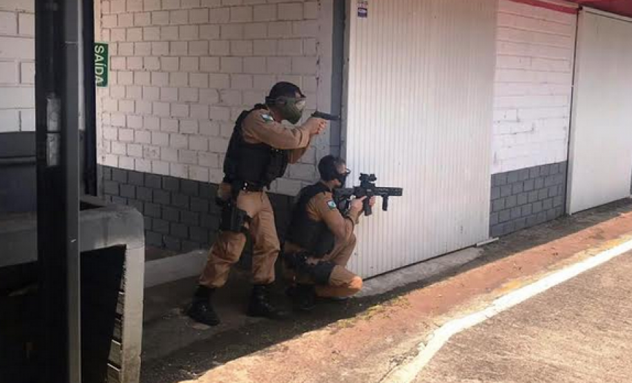 Policiais militares do 3° BPM participam de instrução prática de tiro policial em Pato Branco (PR)