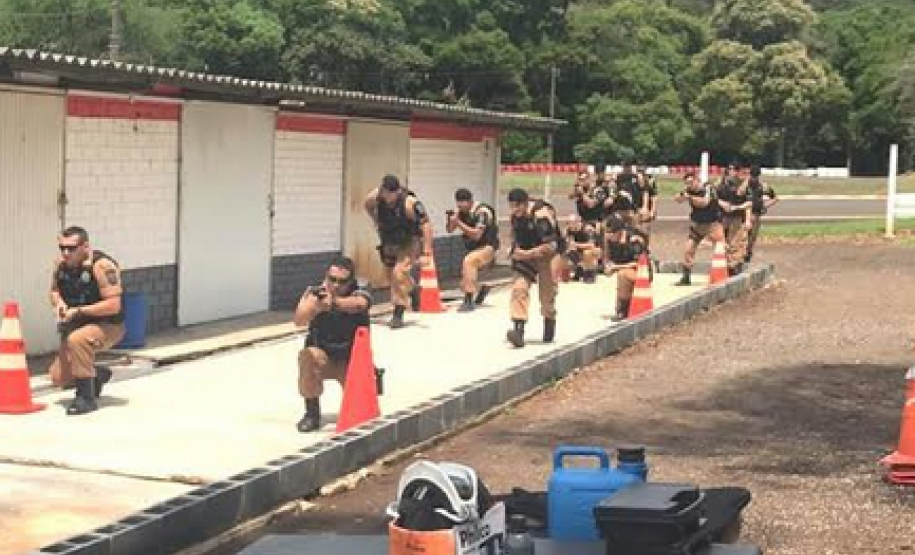 Policiais militares do 3° BPM participam de instrução prática de tiro policial em Pato Branco (PR)