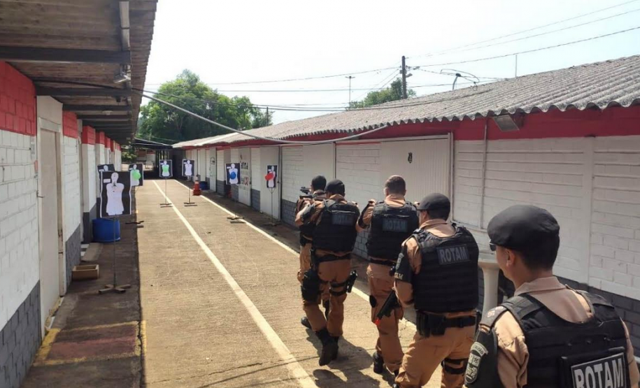 Policiais militares do 3° BPM participam de instrução prática de tiro policial em Pato Branco (PR)