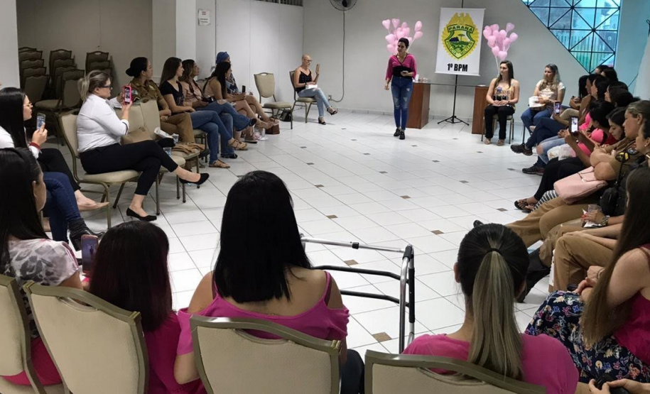 Policiais femininas participam de café outubro rosa para conscientização ao câncer de mama em Ponta Grossa (PR)