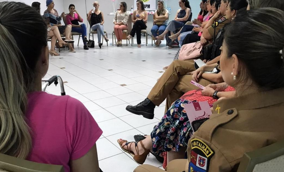 Policiais femininas participam de café outubro rosa para conscientização ao câncer de mama em Ponta Grossa (PR)