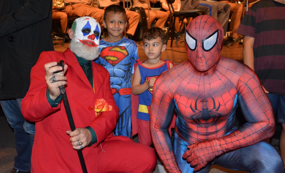 Banda sinfônica da PM toca músicas tema de personagens de histórias em quadrinhos em apresentações beneficentes no Norte do Paraná