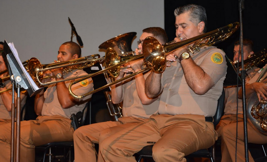 Banda sinfônica da PM toca músicas tema de personagens de histórias em quadrinhos em apresentações beneficentes no Norte do Paraná