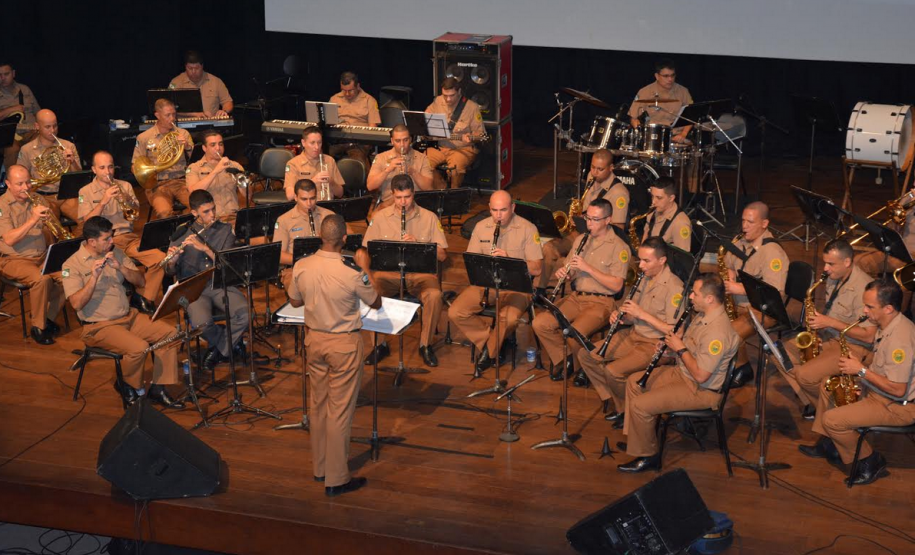 Banda sinfônica da PM toca músicas tema de personagens de histórias em quadrinhos em apresentações beneficentes no Norte do Paraná