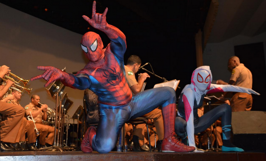 Banda sinfônica da PM toca músicas tema de personagens de histórias em quadrinhos em apresentações beneficentes no Norte do Paraná