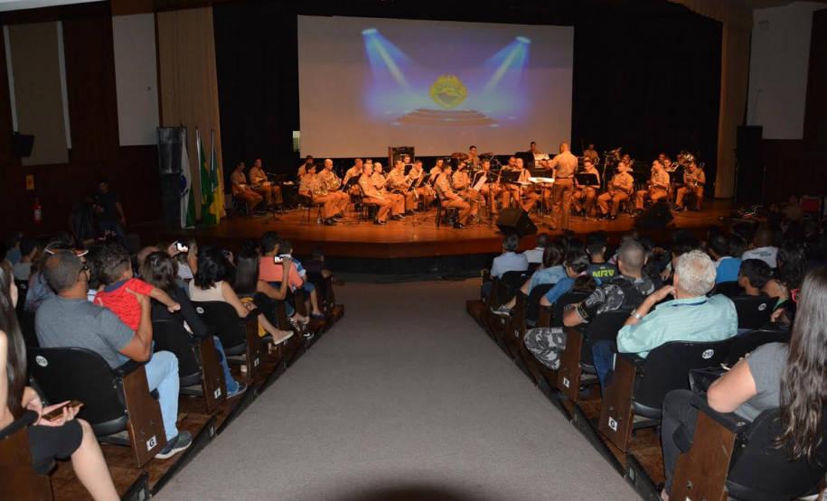 Banda sinfônica da PM toca músicas tema de personagens de histórias em quadrinhos em apresentações beneficentes no Norte do Paraná