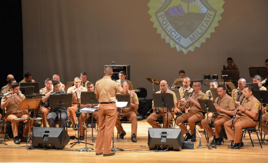 Banda sinfônica da PM toca músicas tema de personagens de histórias em quadrinhos em apresentações beneficentes no Norte do Paraná