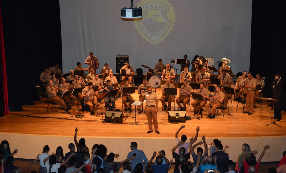 Banda sinfônica da PM toca músicas tema de personagens de histórias em quadrinhos em apresentações beneficentes no Norte do Paraná