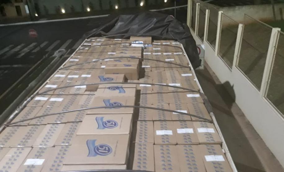 PM apreende carreta com 800 caixas de cigarros contrabandeados em Umuarama (PR)