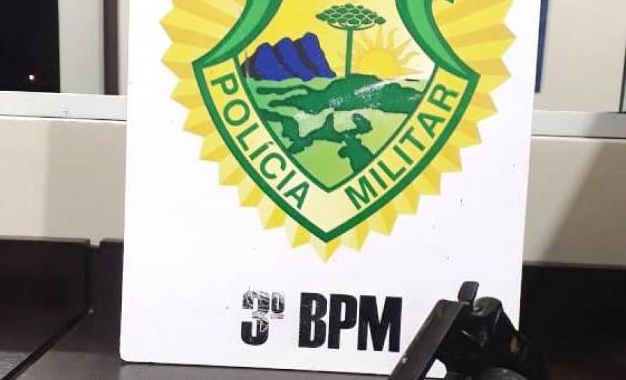 Em situações distintas, PM encaminha três pessoas e apreende quase cinco quilos de maconha e uma arma de fogo