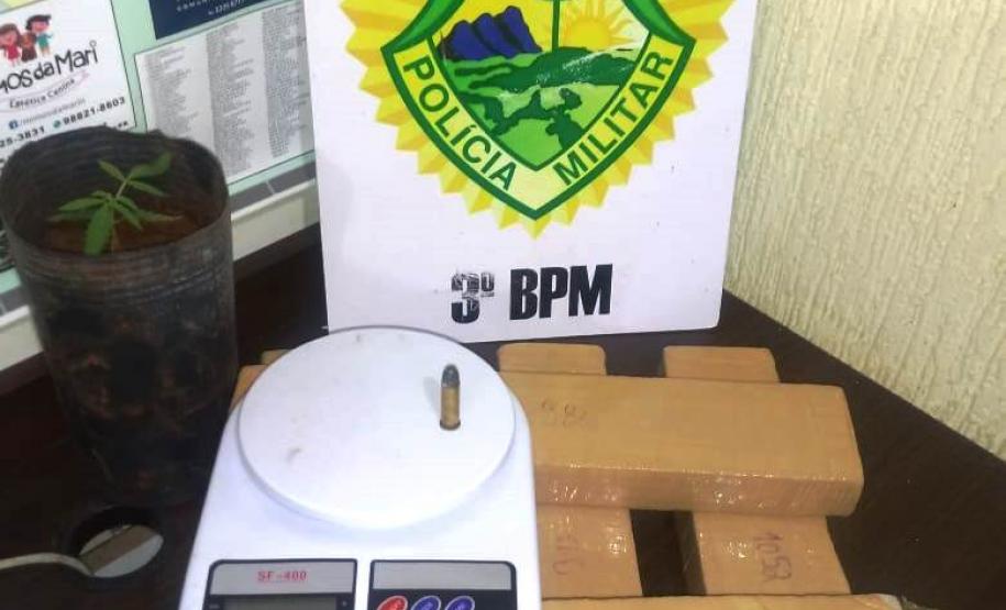 Em situações distintas, PM encaminha três pessoas e apreende quase cinco quilos de maconha e uma arma de fogo