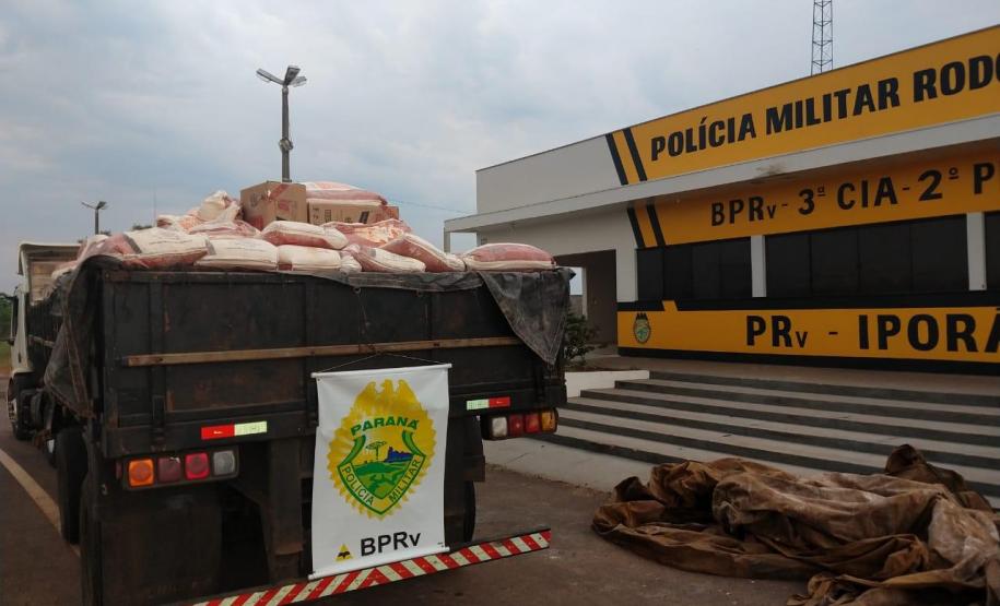 Caminhão com carga de farinha e 300 caixas de cigarro é interceptado pelo BPRv em Iporã, no Noroeste do estado