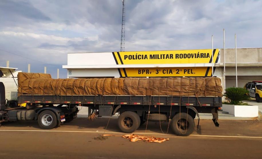 Caminhão com carga de farinha e 300 caixas de cigarro é interceptado pelo BPRv em Iporã, no Noroeste do estado
