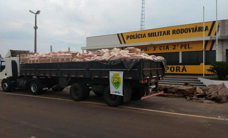 Caminhão com carga de farinha e 300 caixas de cigarro é interceptado pelo BPRv em Iporã, no Noroeste do estado
