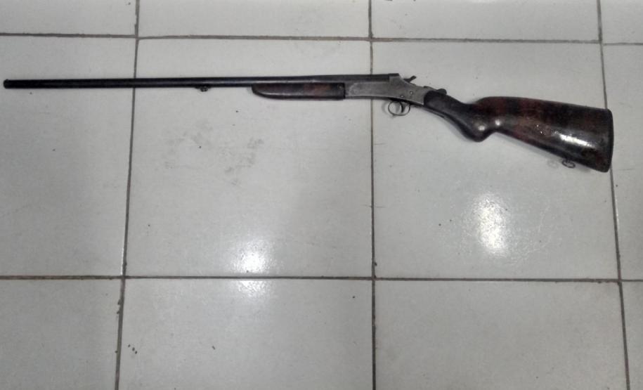 Espingarda e drogas são apreendidas pela PM durante abordagem em São José dos Pinhais, na RMC