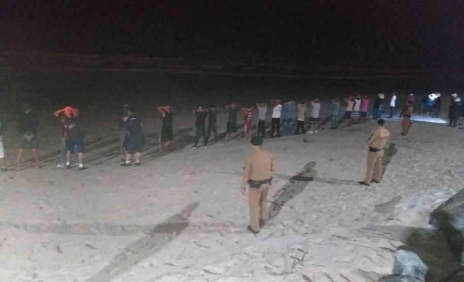 PM e GM atuam junto no desmanche de uma festa clandestina em Matinhos (PR)