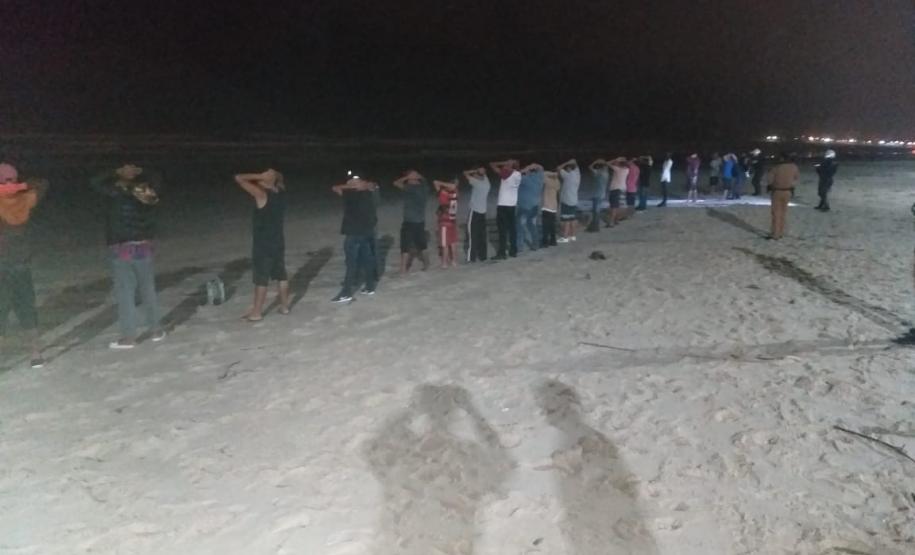 PM e GM atuam junto no desmanche de uma festa clandestina em Matinhos (PR)
