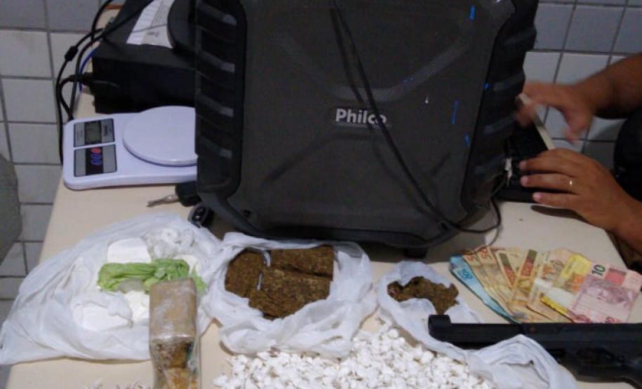 BOPE apreende quase 25 quilos de maconha e R$ 18 mil reais em Curitiba (PR)